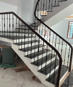 Cầu thang sắt tay vịn gỗ Lim hiện đại