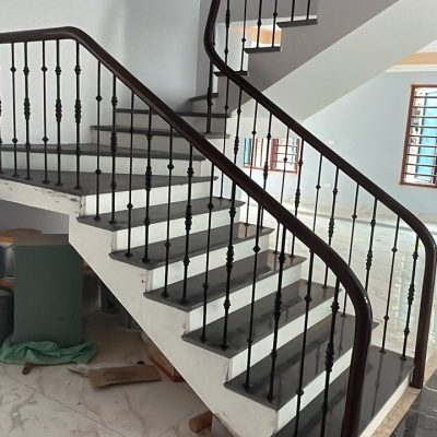 Cầu thang sắt tay vịn gỗ Lim hiện đại